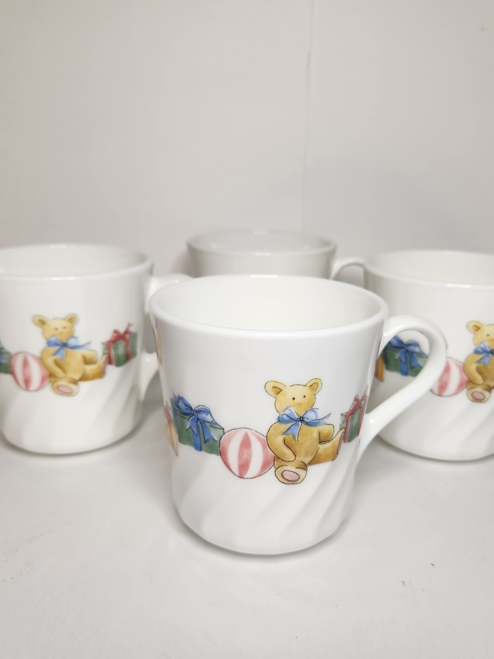 Corelle Xmas Holiday  Magic Teddy Bear Present Swirl mug set.